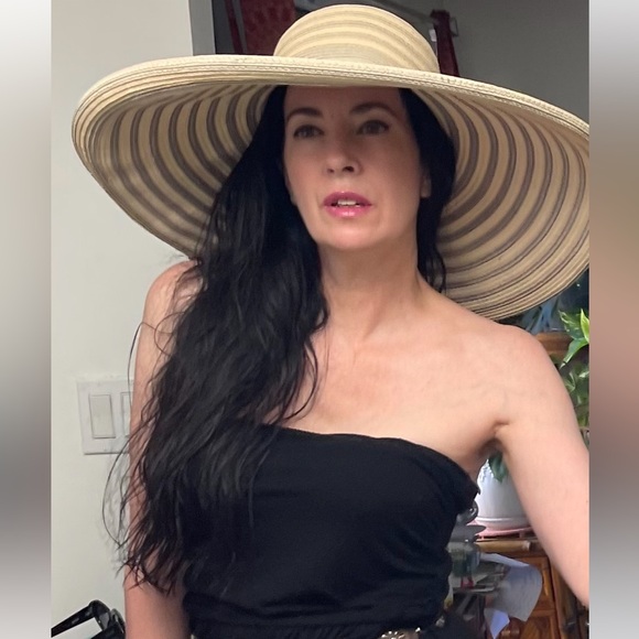 CHICO’s Glamorous Straw-Like Floppy Striped Vacation Sun Hat - Picture 10 of 10